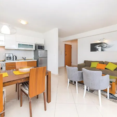 One-bedroom In Okrug Gornji 公寓 *