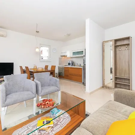 One-bedroom In Okrug Gornji *